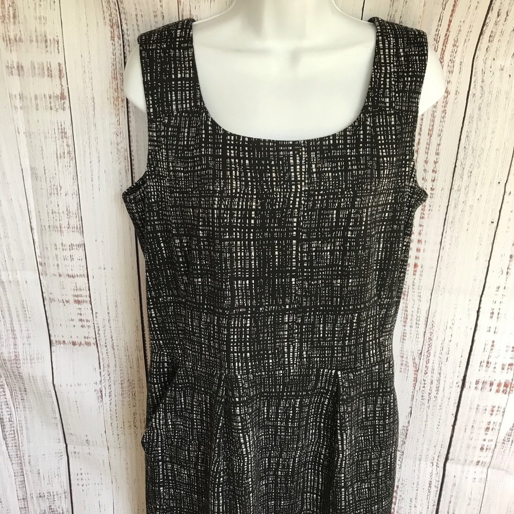 Calvin Klein Women’s Black & White Geometric Sleeveless Dress - Picture 10 of 14